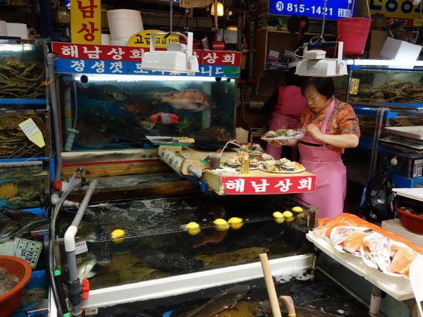 Noryangjin fish market prep 